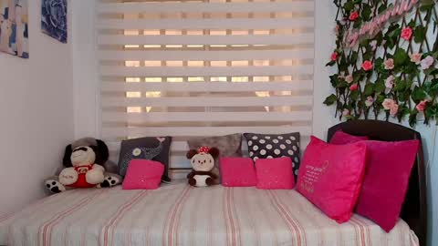 Snapshot of anielli69 chatting on February 12, 1:50 pm laura online show from February 12, 1:50 pm