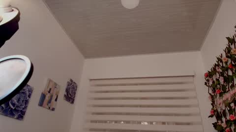 Snapshot of anielli69 chatting on February 24, 12:14 pm laura online show from February 24, 12:14 pm