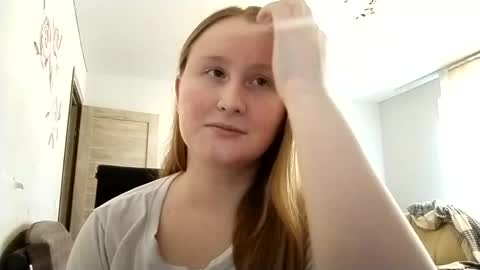Snapshot of anika_lipps chatting on June 7, 6:17 am Anika online show from June 7, 6:17 am