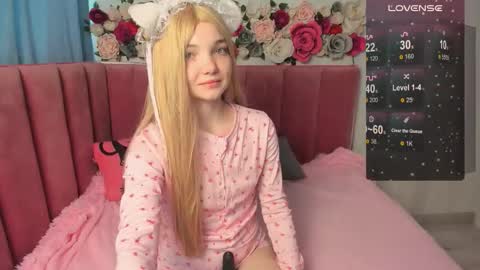 Snapshot of animealica chatting on October 18, 2:36 am Alica online show from October 18, 2:36 am