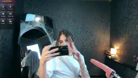 Snapshot of anjella_botton chatting on May 2, 6:35 pm Angel online show from May 2, 6:35 pm