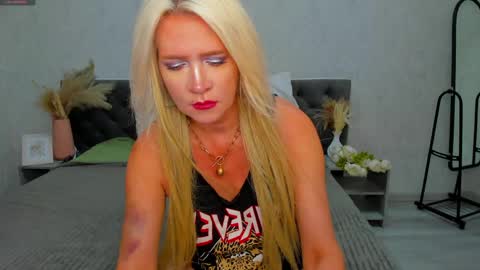 Luna Lady online show from June 8, 9:31 am