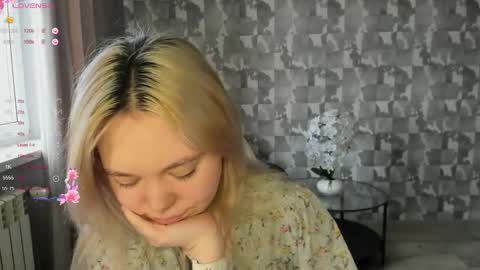 Snapshot of anna_aaaa chatting on April 23, 12:29 pm Anna online show from April 23, 12:29 pm