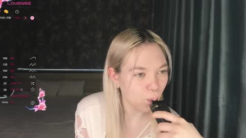 Snapshot of anna_aaaa chatting on April 25, 7:22 am Anna online show from April 25, 7:22 am