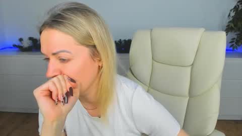 Snapshot of anna_snow9 chatting on December 15, 7:07 pm anna_snow9 online show from December 15, 7:07 pm