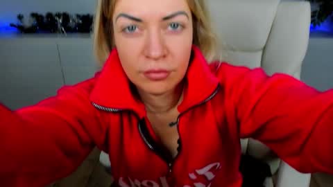 Snapshot of anna_snow9 chatting on December 22, 6:32 am anna_snow9 online show from December 22, 6:32 am