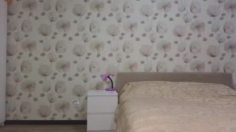 Snapshot of annabel_themoon chatting on September 12, 2:33 am annabel_themoon online show from September 12, 2:33 am