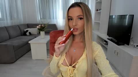 Snapshot of annaise_ chatting on September 11, 10:15 am annaise online show from September 11, 10:15 am