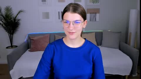 Snapshot of annathorne chatting on May 15, 8:43 am Im Anna online show from May 15, 8:43 am