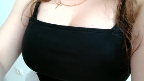 Snapshot of annbelll chatting on June 9, 10:05 am Bella online show from June 9, 10:05 am