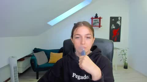 annewilsonn online show from May 14, 4:41 am