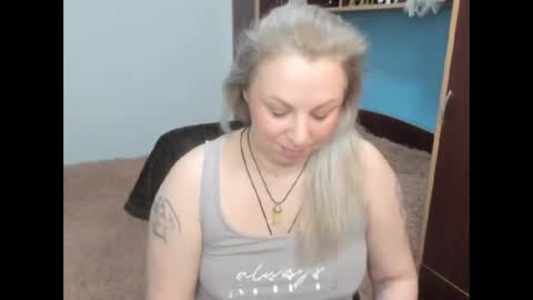 Snapshot of anngelynajoy chatting on April 3, 9:35 pm Anngel online show from April 3, 9:35 pm
