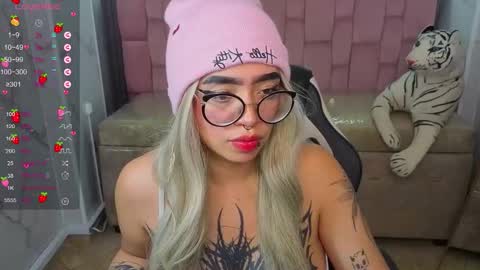 Snapshot of anni_acker_b chatting on November 26, 3:18 am Anni acker b online show from November 26, 3:18 am