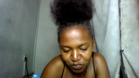 Snapshot of annick98 chatting on February 17, 7:49 am annick98 online show from February 17, 7:49 am