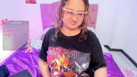 Snapshot of annie_bigboobs_ chatting on November 7, 8:53 pm Ana Bolena independent model online show from November 7, 8:53 pm