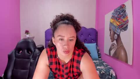 Snapshot of annie_bowie chatting on June 9, 5:35 pm online show from June 9, 5:35 pm
