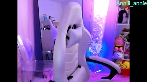 Snapshot of annie_snow_ chatting on May 12, 10:07 pm JEANNE no olvides seguirme dont forget follow me uu online show from May 12, 10:07 pm