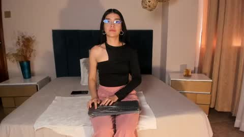 Snapshot of anniebluee_ chatting on May 18, 12:33 pm Annie Bluee online show from May 18, 12:33 pm