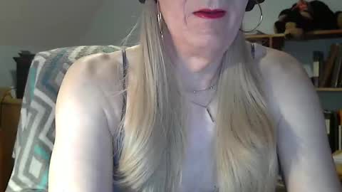 Snapshot of anniegurl chatting on March 22, 9:13 am anniegurl online show from March 22, 9:13 am
