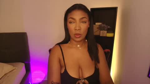 Snapshot of anniejasmin_ chatting on December 5, 8:44 am A N N I E online show from December 5, 8:44 am