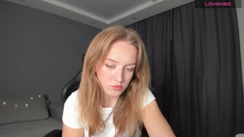 Snapshot of annyfourse chatting on December 5, 7:17 pm AnnyFourse online show from December 5, 7:17 pm