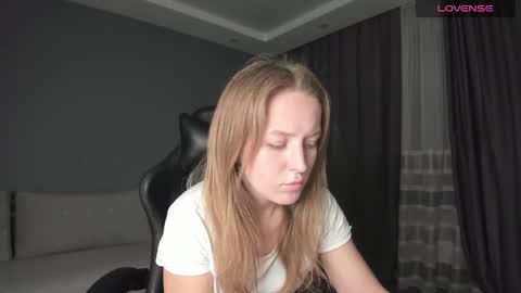 Snapshot of annyfourse chatting on December 22, 5:53 pm AnnyFourse online show from December 22, 5:53 pm