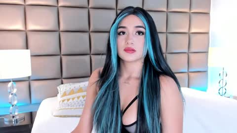 Snapshot of annyhizzle chatting on February 27, 9:25 pm online show from February 27, 9:25 pm