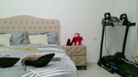 Snapshot of annyloveyou chatting on April 21, 4:45 pm Annyfit4you online show from April 21, 4:45 pm