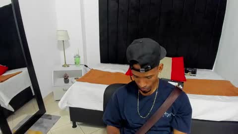 Snapshot of anthoy_wayans chatting on December 8, 10:14 pm       online show from December 8, 10:14 pm