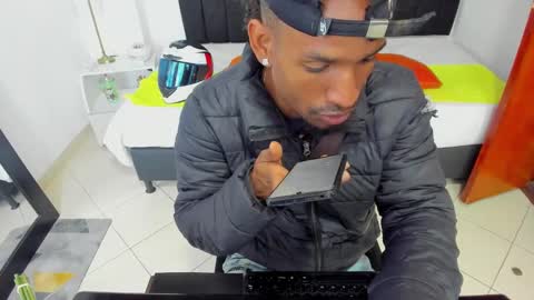 Snapshot of anthoy_wayans chatting on February 6, 1:05 am       online show from February 6, 1:05 am