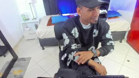 Snapshot of anthoy_wayans chatting on February 13, 12:24 am       online show from February 13, 12:24 am