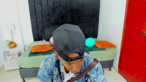 Snapshot of anthoy_wayans chatting on March 8, 12:00 am       online show from March 8, 12:00 am