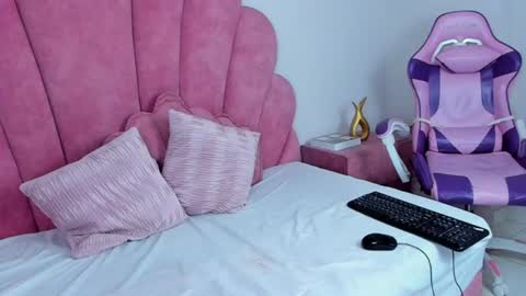 antonella_foxxxx online show from June 25, 6:01 pm