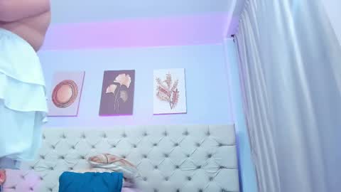 Snapshot of antonella_hotkiss chatting on February 20, 4:18 am Antonella online show from February 20, 4:18 am