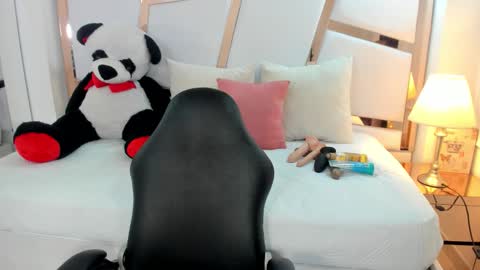 Snapshot of antonella_moon7 chatting on February 19, 3:35 am Antonella Moon 7 online show from February 19, 3:35 am