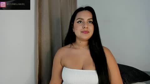 Snapshot of antonella_rod chatting on April 23, 8:11 pm antonella_rod online show from April 23, 8:11 pm