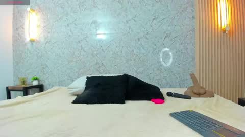 Snapshot of antonella_west chatting on April 22, 8:43 pm Anto online show from April 22, 8:43 pm