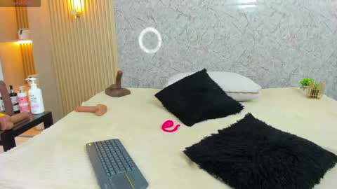 Snapshot of antonella_west chatting on June 1, 8:32 pm Anto online show from June 1, 8:32 pm