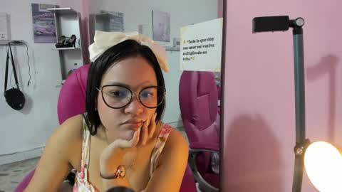 Snapshot of antonellakling_ chatting on January 18, 12:31 pm ANTONELLA online show from January 18, 12:31 pm