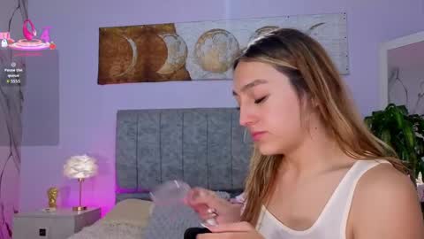 Snapshot of antonellastar24_ chatting on May 29, 8:18 pm Antonella online show from May 29, 8:18 pm