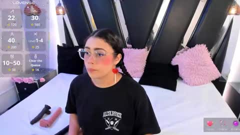 A N T O N E L L E  online show from February 6, 11:46 am