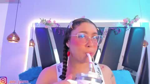 Snapshot of antonellepiercee chatting on May 14, 11:28 am A N T O N E L L E online show from May 14, 11:28 am