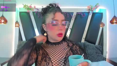 Snapshot of antonellepiercee chatting on May 24, 8:41 am A N T O N E L L E online show from May 24, 8:41 am