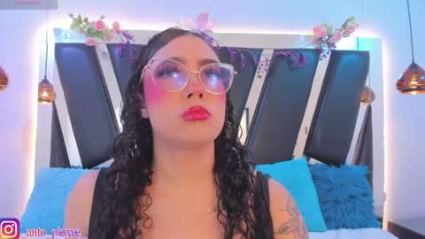 Snapshot of antonellepiercee chatting on May 27, 11:29 am A N T O N E L L E online show from May 27, 11:29 am
