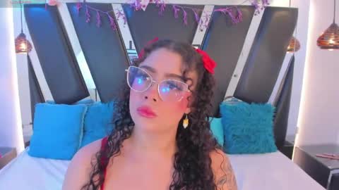 Snapshot of antonellepiercee chatting on May 30, 11:29 am A N T O N E L L E online show from May 30, 11:29 am