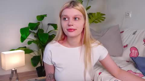 any_mo0n online show from October 11, 8:13 am