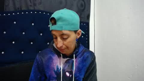 Snapshot of anyu_1306 chatting on December 13, 7:47 am anyu online show from December 13, 7:47 am