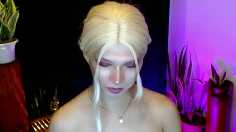 Snapshot of aphr0dite_x chatting on December 5, 7:38 pm Roman Goddess online show from December 5, 7:38 pm