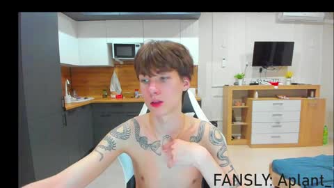 Snapshot of aplant_ chatting on April 8, 7:03 pm aplant_ online show from April 8, 7:03 pm