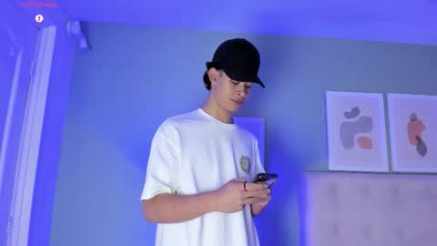 Snapshot of apoloricci chatting on February 20, 7:47 pm Apolo twink online show from February 20, 7:47 pm